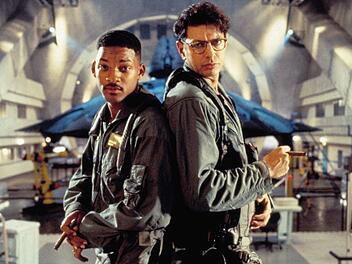 1996 schlug die Erde zur&uuml;ck: In Roland Emmerichs Sci-Fi-Klassiker "Independence Day" nehmen es Pilot Steve Hiller (Will Smith, links) und der Wissenschaftler David Levinson (Jeff Goldblum) mit einer au&szlig;erirdischen Bedrohung auf.