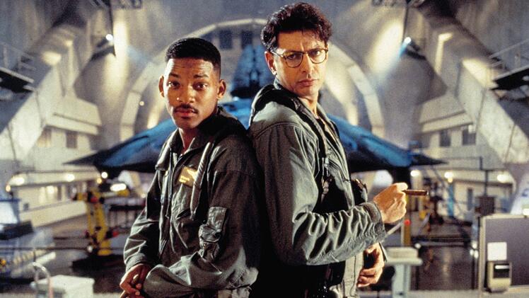 1996 schlug die Erde zurück: In Roland Emmerichs Sci-Fi-Klassiker "Independence Day" nehmen es Pilot Steve Hiller (Will Smith, links) und der Wissenschaftler David Levinson (Jeff Goldblum) mit einer außerirdischen Bedrohung auf.