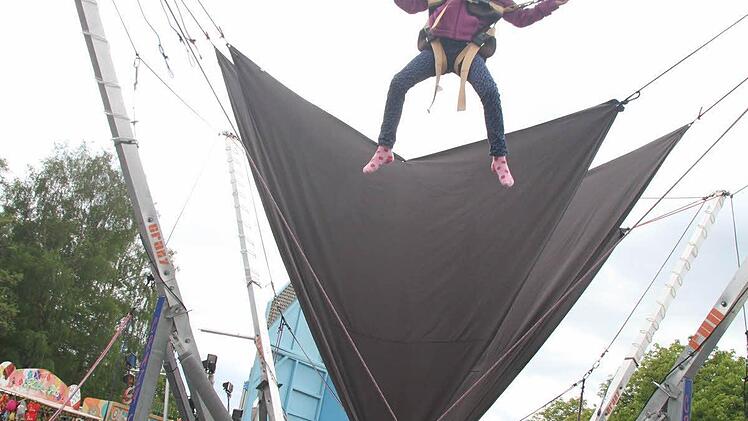 Bungeejumping der anderen Art - das macht auch den jüngeren Besuchern Spaß Fotos: Sonja Adam