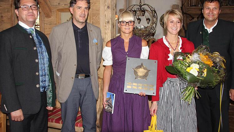 Elmar Störcher, Zweiter Bürgermeister Harald Pascher, Steffi Buss, Katrin Heber und Gerhard Semmler (von links) mit Preis und Blumen.