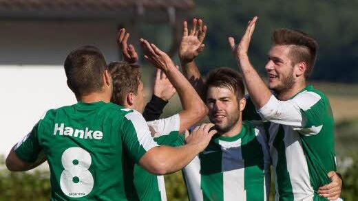 Grund zur Freude hatten am Wochenende nicht nur die Spieler des FC Stockheim, die hier das 4:0 durch Fabian Müller (rechts) bejubeln. Auch der Kassier der "Bergleute" durfte angesichts von knapp 200 zahlenden Zuschauern zufrieden sein. Foto: Heinrich Weiß