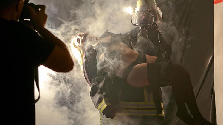 Eine heiße Sache - das Fotoshooting für den Litzendorfer Feuerwehrkalender. Foto: Barbara Herbst