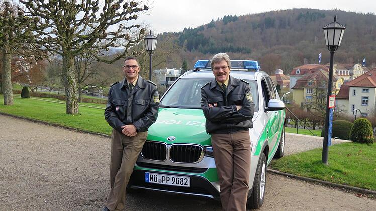 Rückkehr in die Heimat: Christian Pörtner (links) wechselt von der Polizeiinspektion Bad Brückenau zur Polizeiinspektion Bad Kissingen. Auch hier übernimmt er den Posten des stellvertretenden Dienststellenleiters, allerdings mit wesentlich größerem Aufgabengebiet. Sein bisheriger Chef, Herbert Markert, weiß nur Gutes von seinem Stellvertreter zu berichten.  Foto: Polizeiinspektion Bad Brückenau