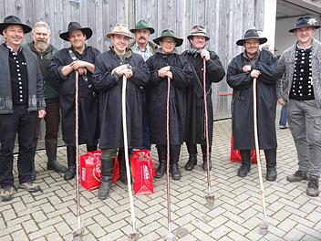 Gruppenbild zum Hütepokal (von links): Josef Kolb, Moderator Wolfgang Thoma, Julian Schutz, Martin Müller, Wertungsrichter Manfred Voigt, Alexander Siemtana, Sieger Thomas Inselsberger, Florian Hirsch und Peter Schrenk. Foto: Eckert