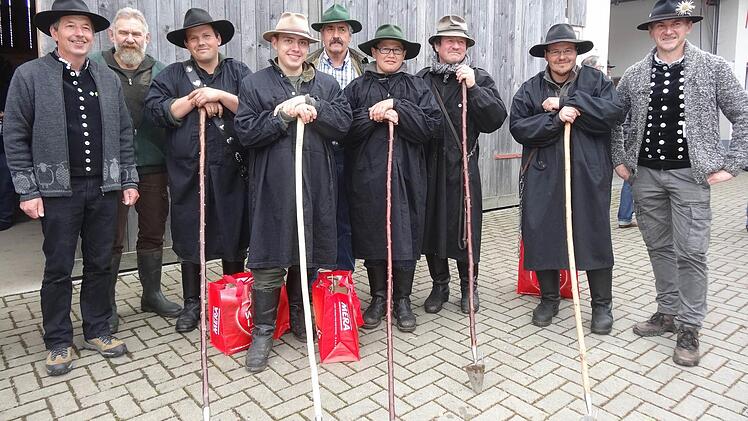 Gruppenbild zum Hütepokal (von links): Josef Kolb, Moderator Wolfgang Thoma, Julian Schutz, Martin Müller, Wertungsrichter Manfred Voigt, Alexander Siemtana, Sieger Thomas Inselsberger, Florian Hirsch und Peter Schrenk. Foto: Eckert