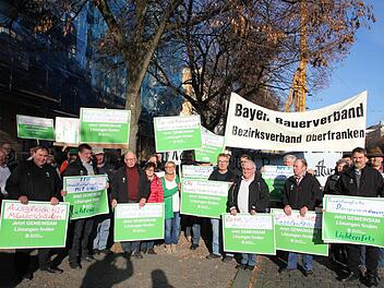 Bauern aus den Landkreisen Forchheim, Bamberg, Lichtenfels und Coburg demonstrieren gegen noch mehr Hürden für ihren Beruf. Foto: Peter Groscurth