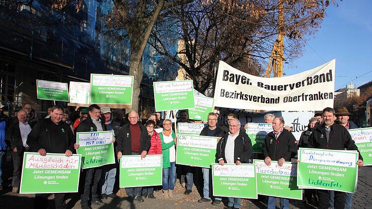 Bauern aus den Landkreisen Forchheim, Bamberg, Lichtenfels und Coburg demonstrieren gegen noch mehr Hürden für ihren Beruf. Foto: Peter Groscurth