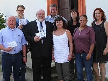 Strahlende Gesichter gab es bei der Spendenübergabe (vorne von links) Bürgermeister Karl-Heinz Kandler, Pfarrer Martin Wissel, Marieanne Baum, die Leiterin der Theatergruppe, die Schauspielerinnen Natasha John und Magda Stöhr und (hintere Reihe) Dominic Baum, Roland Gehring und Martina Freisinger (Theaterspieler).