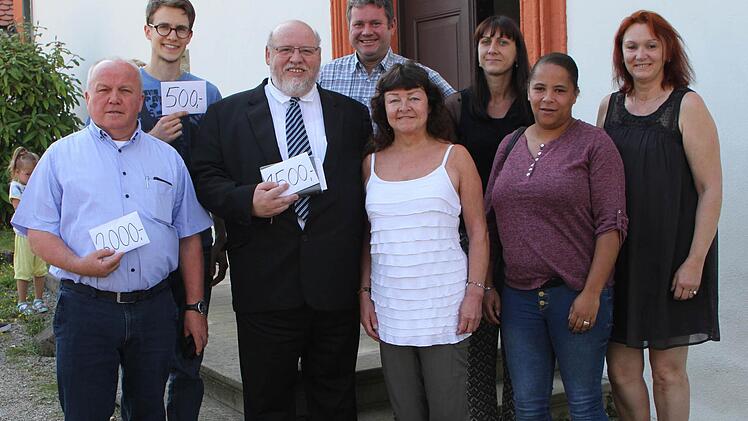 Strahlende Gesichter gab es bei der Spendenübergabe (vorne von links) Bürgermeister Karl-Heinz Kandler, Pfarrer Martin Wissel, Marieanne Baum, die Leiterin der Theatergruppe, die Schauspielerinnen Natasha John und Magda Stöhr und (hintere Reihe) Dominic Baum, Roland Gehring und Martina Freisinger (Theaterspieler).