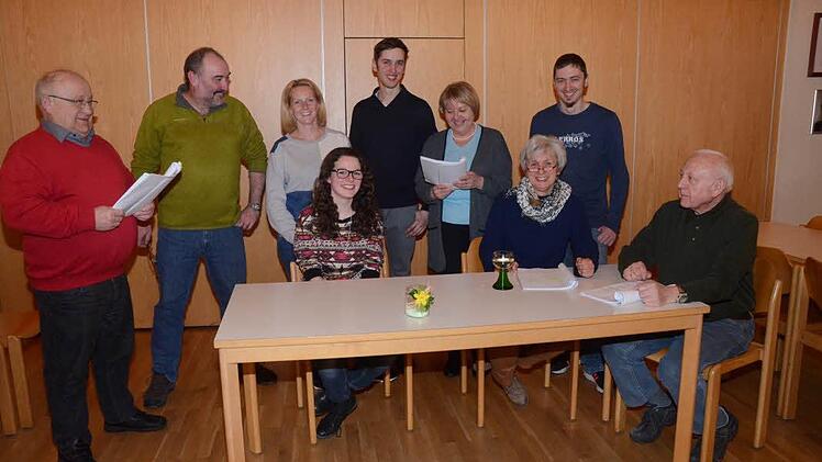 Die Theatergruppe Neuses probt fleißig für das lustige fränkische Stückla in vier Aufzüch "Drei Fränkischa Wöddla" (v. l.): Autor, Regisseur und Darsteller Hans Schrepfer, Alex Böhm, Sarah Ferner, Alexandra Kempf, Sebastian Böhm, Christine Böhm, Roswitha Hummel, Florian Böhm, Hans Richter. Es fehlt Julius Kraus.  Foto: K.- H. Hofmann