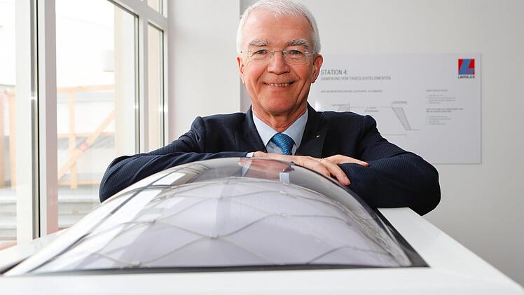 Heinrich Strunz vor einer Lichtkuppel im Schauraum Foto: Matthias Hoch