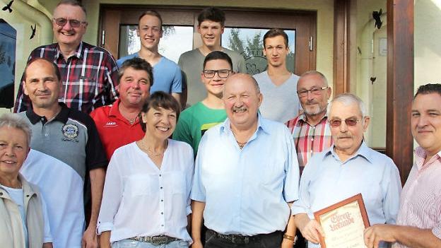 Gleich mehrere Mitglieder des SC Großgarnstadt sind beim diesjährigen Sommerfest für langjährige Treue geehrt worden. Foto: Alexandra Kemnitzer