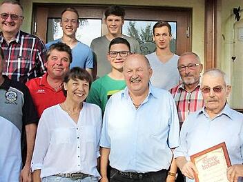 Gleich mehrere Mitglieder des SC Gro&szlig;garnstadt sind beim diesj&auml;hrigen Sommerfest f&uuml;r langj&auml;hrige Treue geehrt worden. Foto: Alexandra Kemnitzer