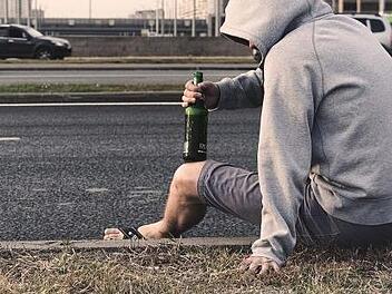 In Zeil am Main hat ein Betrunkener eine Kiste Bier gestohlen und  auf die Polizei gewartet. Symbolfoto: Pixabay