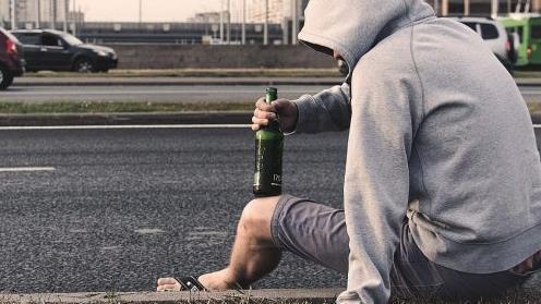In Zeil am Main hat ein Betrunkener eine Kiste Bier gestohlen und  auf die Polizei gewartet. Symbolfoto: Pixabay
