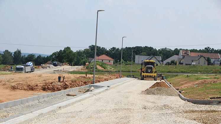 m  neuen Baugebiet im Westen von Etzelskirchen geht die Erschließung mit dem Straßenbau dem Ende entgegen.  Foto: Andreas Dorsch
