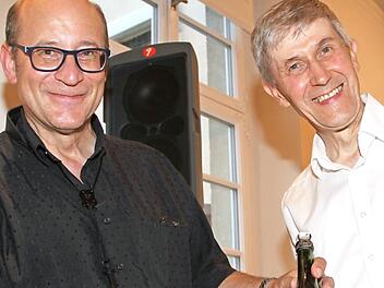 Ein Besucher hatte den Musikern eine Originalflasche der Limonade mitgebracht, die der Gruppe ihren Namen gab. Darüber freuen sich Josef Gentil (links) und Georg Leumer (rechts).  Foto: gerda Völk