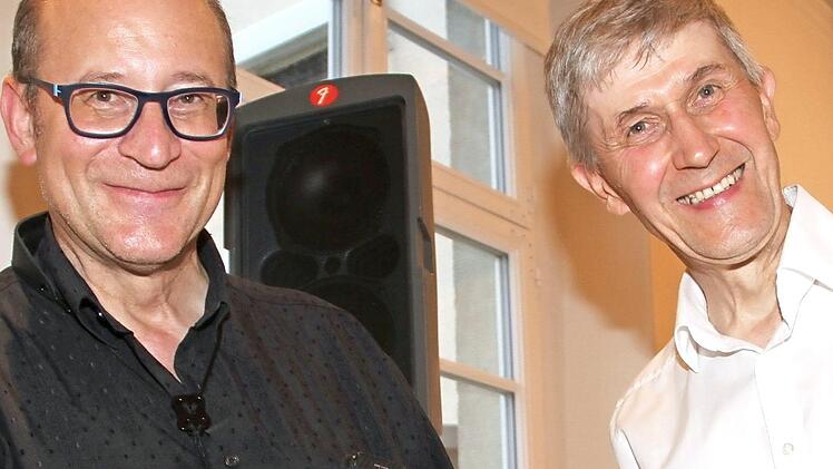Ein Besucher hatte den Musikern eine Originalflasche der Limonade mitgebracht, die der Gruppe ihren Namen gab. Darüber freuen sich Josef Gentil (links) und Georg Leumer (rechts).  Foto: gerda Völk