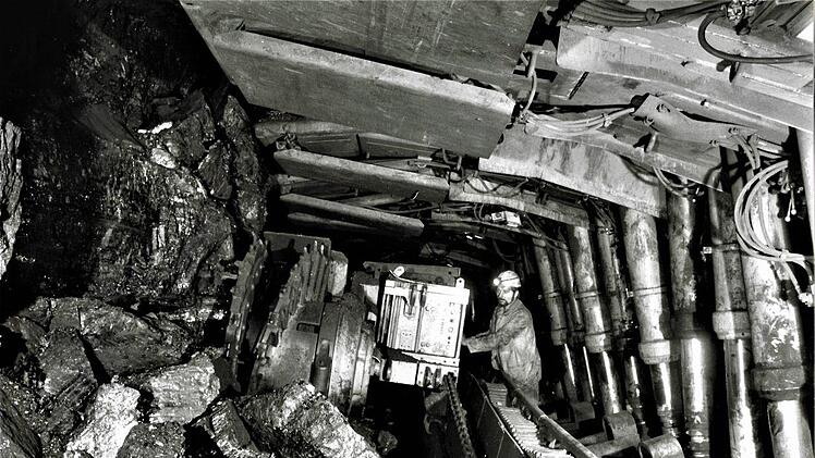 Moderner Bergbau im Ruhrgebiet: Walzenschrämlader in einem Schildstreb. Der Walzenfahrer steuert die Maschine fern.Repro: Gerd Fleischmann