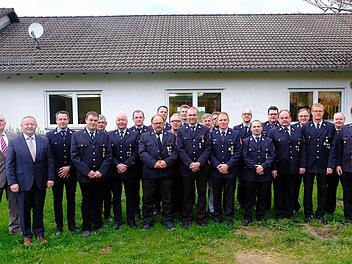 Staatliche Ehrungen für 40 und 25 Jahre aktiven Feuerwehrdienst. Es gratulierten Bürgermeister Jürgen Karle und Landrat Thomas Bold (links) sowie Kreisbrandrat Benno Metz (4. von rechts), Kreisbrandinspektor Thomas Eyrich (2. von rechts) und Kreisbrandmeister Oliver Lukaschewitsch. Foto: Gerd Schaar