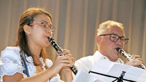 Dem Konzert zusätzlich Pep verliehen die Solostücke, etwa von Jasmin Götter und Stefan Buron an der Klarinette mit "Zwei wie wir". Foto: Deller