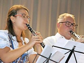 Dem Konzert zusätzlich Pep verliehen die Solostücke, etwa von Jasmin Götter und Stefan Buron an der Klarinette mit "Zwei wie wir". Foto: Deller