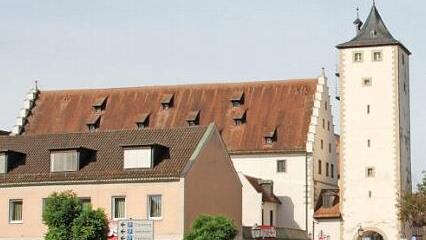 Während der Haßfurter Floriansplatz zu einem Parkplatz wurde, ist das Hotel zur Post einem Supermarkt gewichen.