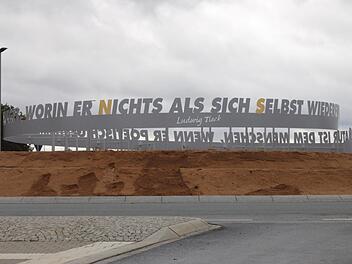 Die Verkehrsinsel am Kersbacher Kreisverkehr ziert nun ein Zitat des Frühromantikers Ludwig Tieck: "Die ganze Natur ist dem Menschen, wenn er poetisch gestimmt ist, nur ein Spiegel, worin er nichts als sich selbst wiederfindet."  Foto: Vera Schiller