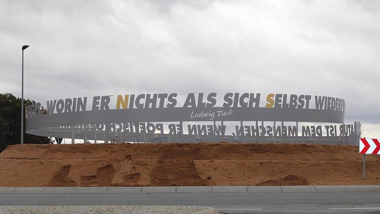 Die Verkehrsinsel am Kersbacher Kreisverkehr ziert nun ein Zitat des Frühromantikers Ludwig Tieck: "Die ganze Natur ist dem Menschen, wenn er poetisch gestimmt ist, nur ein Spiegel, worin er nichts als sich selbst wiederfindet."  Foto: Vera Schiller