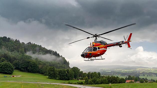 Rettungshubschrauber, Hubschrauber landet auf Stra&szlig;e in Franken
