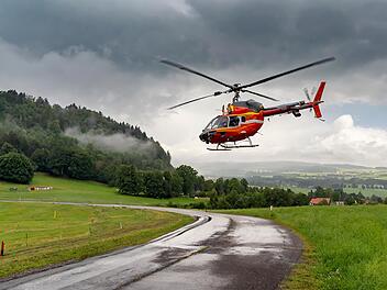 Rettungshubschrauber, Hubschrauber landet auf Straße in Franken