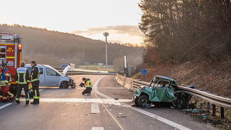 Horror-Crash auf der Autobahn: Oldtimer ohne Gurte in Leitplanke geschleudert - Zwei Schwerverletzte nach Zusammenstoß