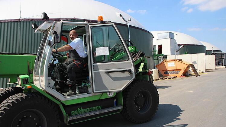 Hans-Peter Appelt befüllt die Biogasanlage in Bammersdorf.  Foto: Josef Hofbauer
