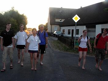Am Ende eines 40-Kilometer-Marsches: von links Bastian Almosdörfer, Peter Geier, Donna Fei, Daniel Hofmann sowie die Supporter Angie Binnes und Michael Kießling Foto: Johanna Blum
