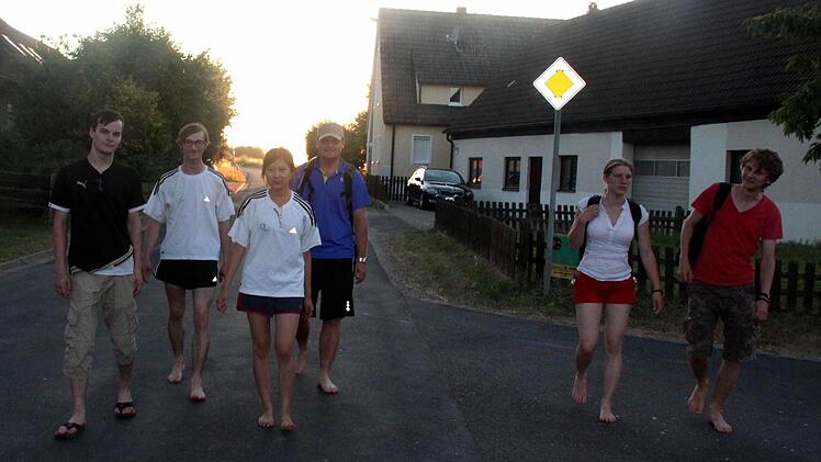 Am Ende eines 40-Kilometer-Marsches: von links Bastian Almosdörfer, Peter Geier, Donna Fei, Daniel Hofmann sowie die Supporter Angie Binnes und Michael Kießling Foto: Johanna Blum