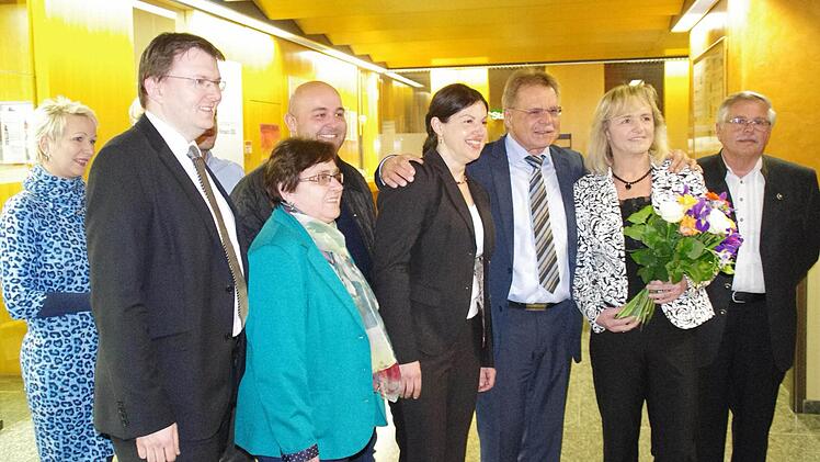 Der Bürgermeister, der das Ergebnis in der Festungsgaststätte erfahren hatte, wurde im Rathaus von den Gratulanten empfangen.