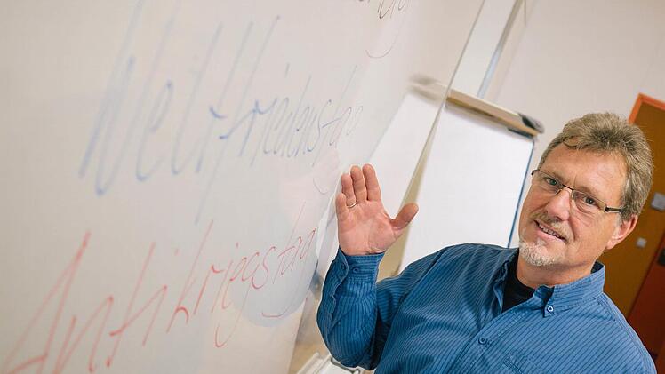 Ebenso wie seine Schüler findet auch der Religionslehrer Reinhold Hau, dass der Name "Volkstrauertag" inzwischen überholt ist. Mit dem "Weltfriedens-" oder "Antikriegstag" bieten sie daher zwei mögliche Alternativen an, die Jugendlichen eher zusagen könnten. Foto: Marian Hamacher