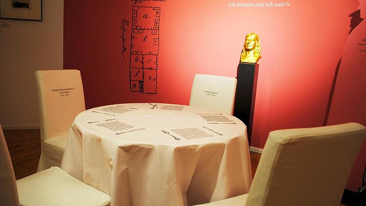 Friedrich Rückert an der Tafel des Preußischen Königs, was er hasste, symbolisiert im Pavillon des Kunstvereines die kleine Inszenierung. Kurator Rudolf Kreutner weiß viel zu erzählen, auch über die skurrile Seite des Menschen Friedrich Rückert.  Fotos: Carolin Herrmann