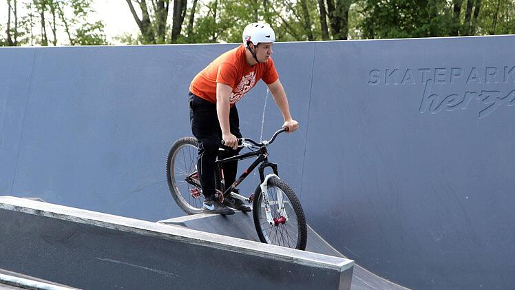 Die neue Skateanlage kann nicht nur mit Skateboards, sondern auch mit BMX-Rädern, Inline-Skates und Scootern benutzt werden. Foto: Richard Sänger