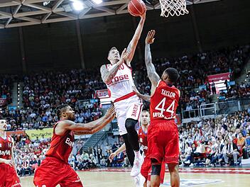 Am Donnerstag gelang Daniel Theis und Co ein wichtiger Ausw&auml;rtserfolg gegen Bayern M&uuml;nchen. Macht Brose Bamberg den Finaleinzug am Sonntag perfekt?  Foto: Daniel L&ouml;b