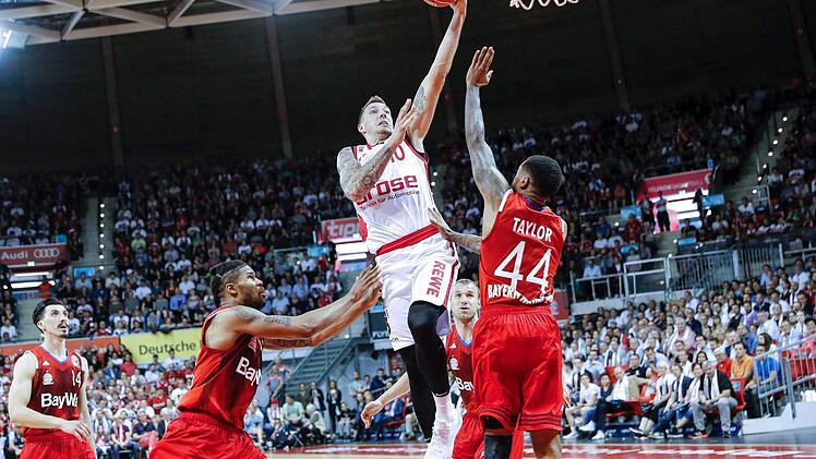 Am Donnerstag gelang Daniel Theis und Co ein wichtiger Auswärtserfolg gegen Bayern München. Macht Brose Bamberg den Finaleinzug am Sonntag perfekt?  Foto: Daniel Löb