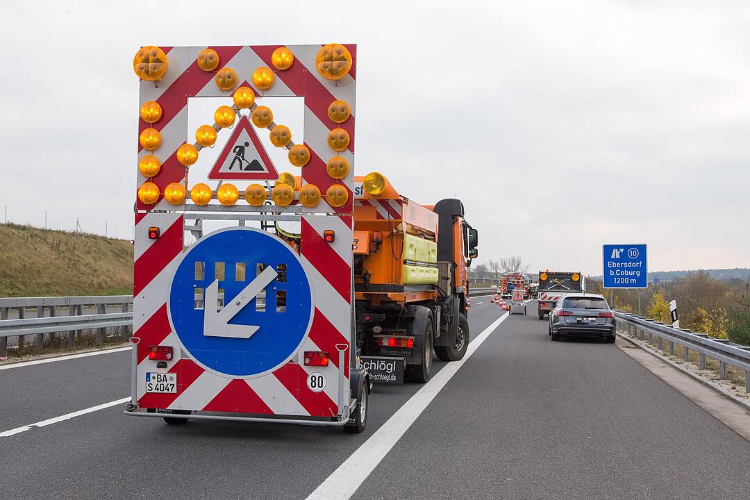 Sprinter kracht ungebremst in Baustellenfahrzeug