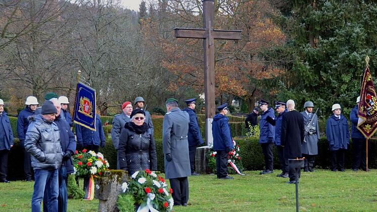 Kranzniederlegung im Parkfriedhof zum Volkstrauertag. Foto: Peter Rauch