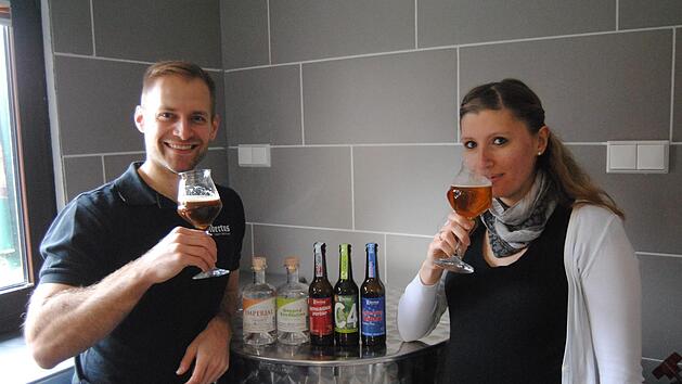 David und Denise Renninger testen in der Brauerei die eigenen Biere. Die Biersommeli&egrave;re bel&auml;sst es in Erwartung von Brauernachwuchs allerdings bei einer Geruchsprobe. Foto: Wolfgang D&uuml;nnebier