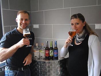 David und Denise Renninger testen in der Brauerei die eigenen Biere. Die Biersommelière belässt es in Erwartung von Brauernachwuchs allerdings bei einer Geruchsprobe. Foto: Wolfgang Dünnebier