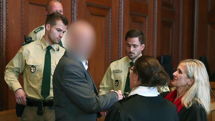 Wolfgang P. (Mitte) wurde im Oktober 2017 zu lebenslanger Haft verurteilt. Der "Reichsbürger" hatte im Oktober 2016 in Mittelfranken einen Polizisten erschossen. Foto: Daniel Karmann/dpa