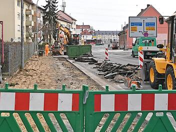 Bereits am ersten Tag sind die Arbeiten entlang der Zollnerstraße deutlich sichtbar vorangeschritten. Foto: Ronald Rinklef