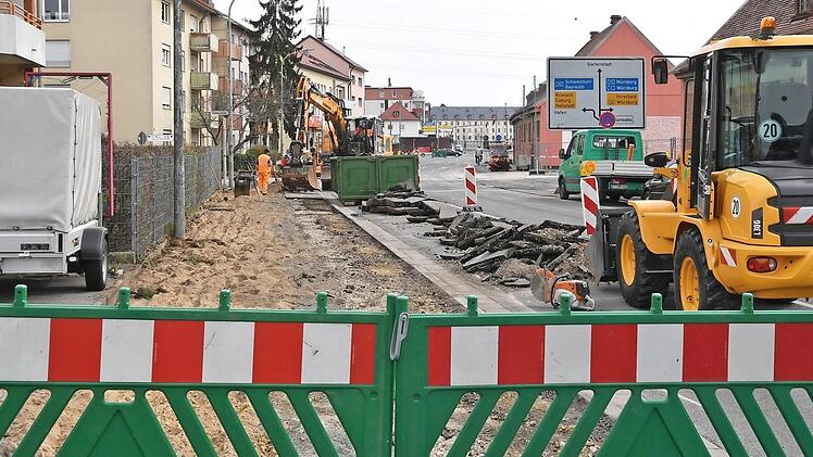 Bereits am ersten Tag sind die Arbeiten entlang der Zollnerstraße deutlich sichtbar vorangeschritten. Foto: Ronald Rinklef