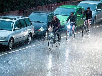 Der Frühling ist vorbei - zumindest vorerst. Die sommerlichen Temperaturen werden in dieser Woche von starken Gewittern und Niederschlägen abgelöst.  Symbolbild: Swen Pförtner/dpa