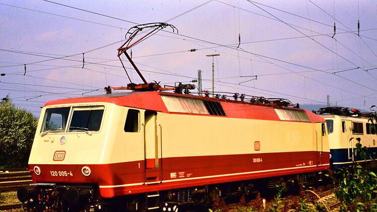 Die Drehstromlok 120 005 gewann am 18. Oktober 1984 bei Förtschendorf das Kräftemessen mit der Wechselstromlok 151 144. Foto: Christian Gloël